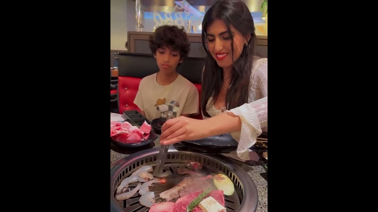 هند القحطاني طلعت عيالي وعزمتهم على أكل صيني🍱🍲شوفو جمال رؤى😍