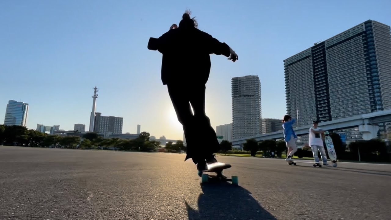 ロングスケートボードで撮影している時の様子