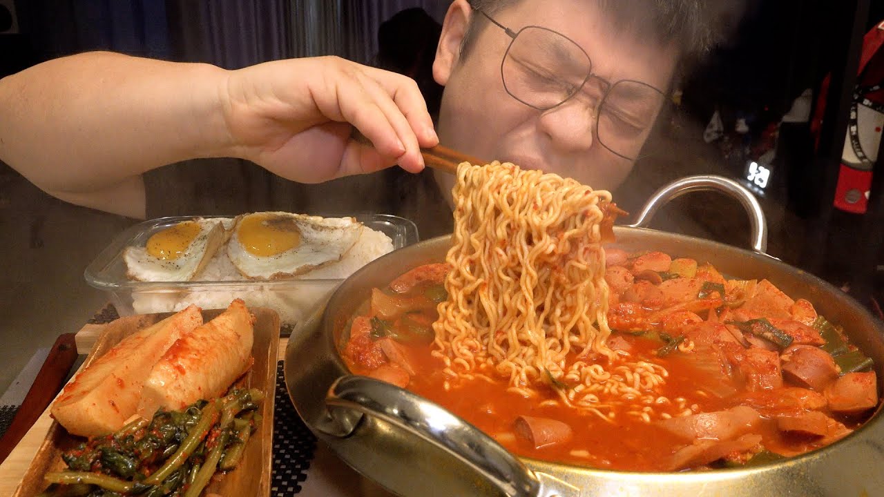 먹방창배 한파에는 부대찌개로 뜨끈하게 대박 레전드 먹방 Spicy budaejjigae eatingshow realsound koreanfood Mukbang asmr