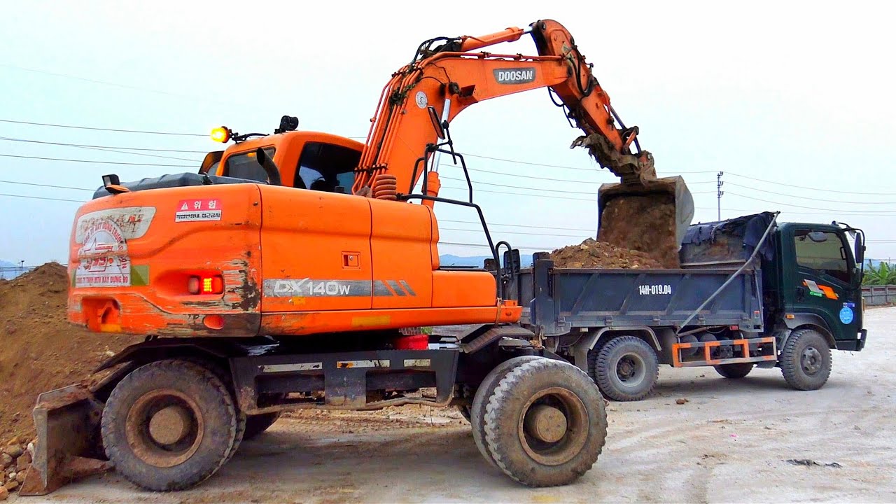 Máy Xúc DOOSAN DX140W Múc Đất Đá, Xe Ô Tô Tải Ben Chở Và Đổ Đất | Excavator Truck | TienTube TV