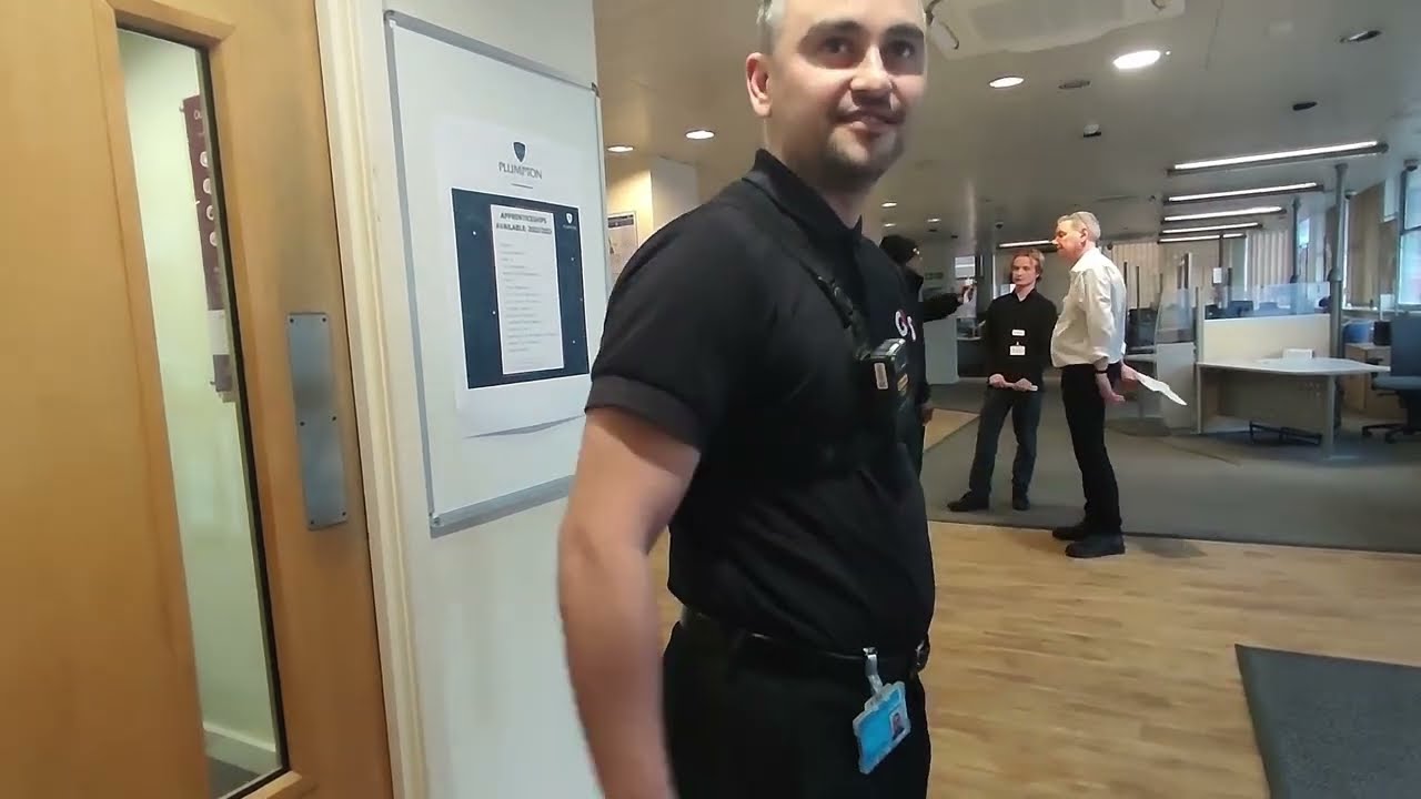 G4S flirting with the cops - Brighton JobCentre Plus [part 1] (Re-up)