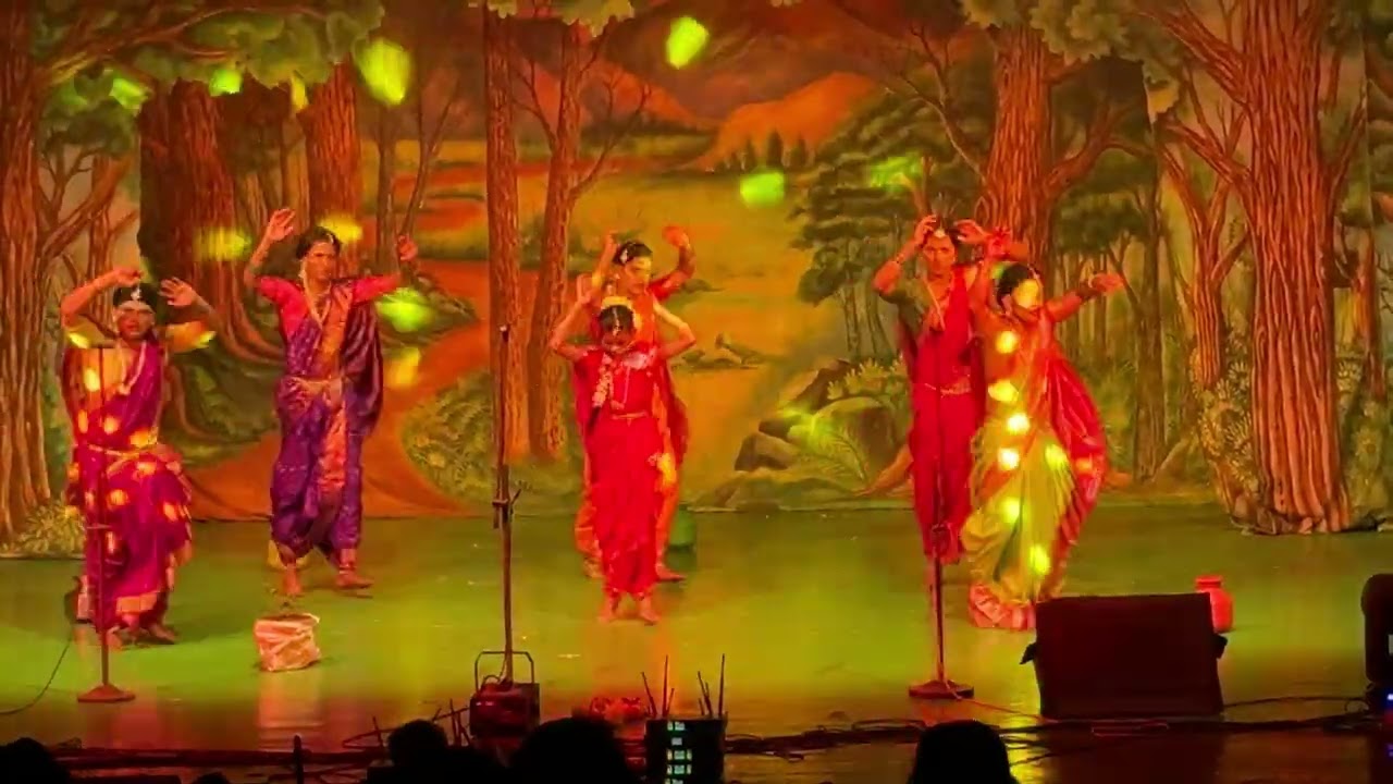 गवळ्या गणच्या गैलनी आम्ही  श्रृंगार करूनी निगलो 