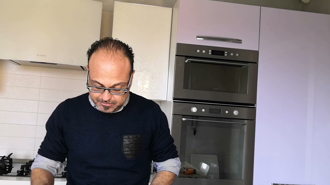 Pizza Napoletana Contemporanea 50% Biga idratazione 75% cotta nel forno di casa.