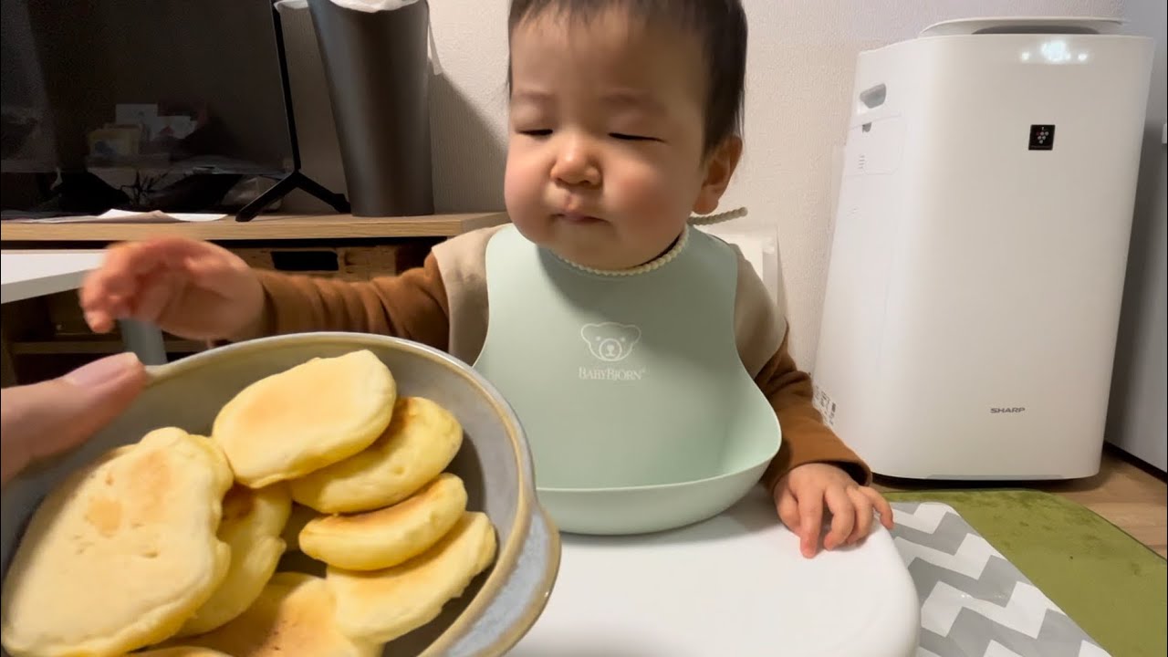 【1歳2ヶ月】ホットケーキとみかんを食べるりっくん 14 months old Rikkun eating pancakes and oranges