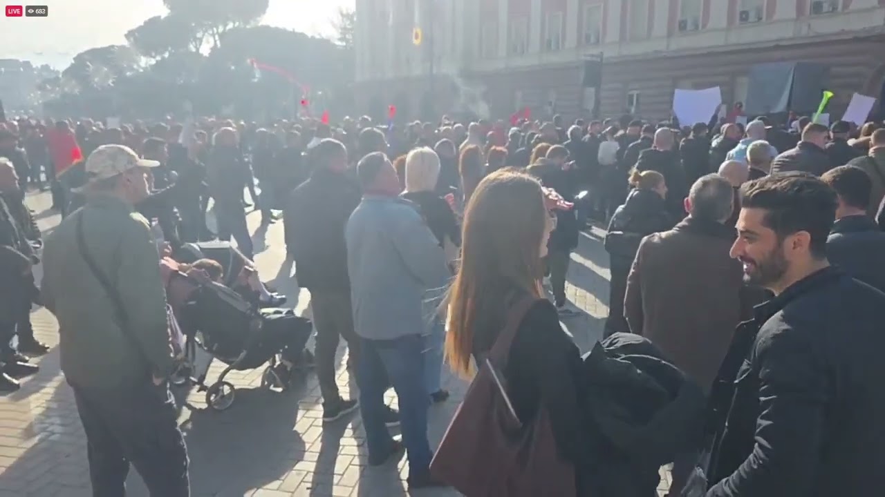 Top Channel/ “Ali Baba ishte hajdut, por ti qenke babai i tyre”, protestuesi: Largohu bashkë me...