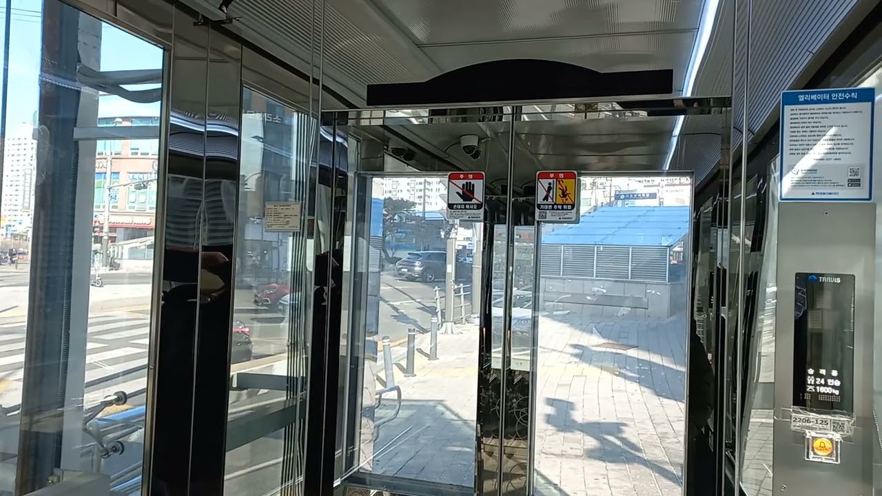 경기도 용인시 수지구 수지로 지하 134 (성복동) 신분당선성복역 1,2번출구구간 트라비스엘리베이터 경고스티커 2차 교체후 탑사기