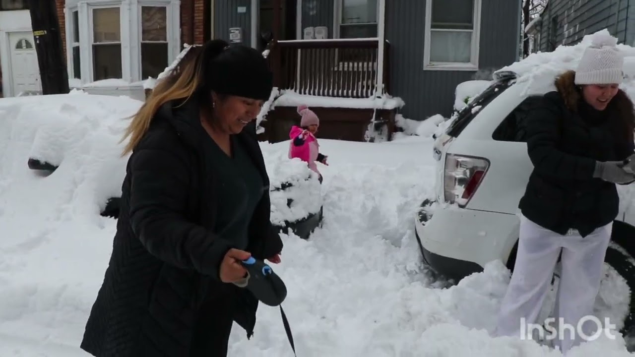 Hilda con su mascota en la nieve 