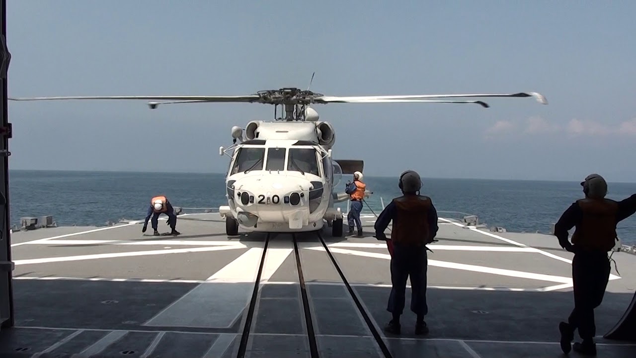 護衛艦ゆうだちに着艦するSH60J/K