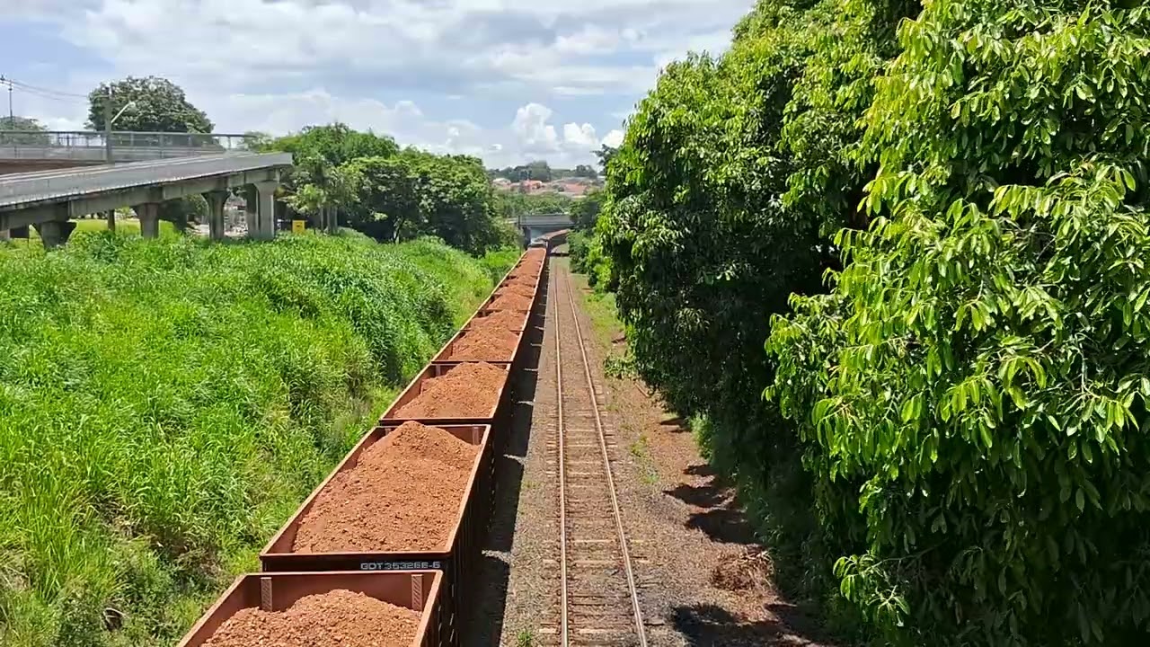 Vagões carregados com bauxita.