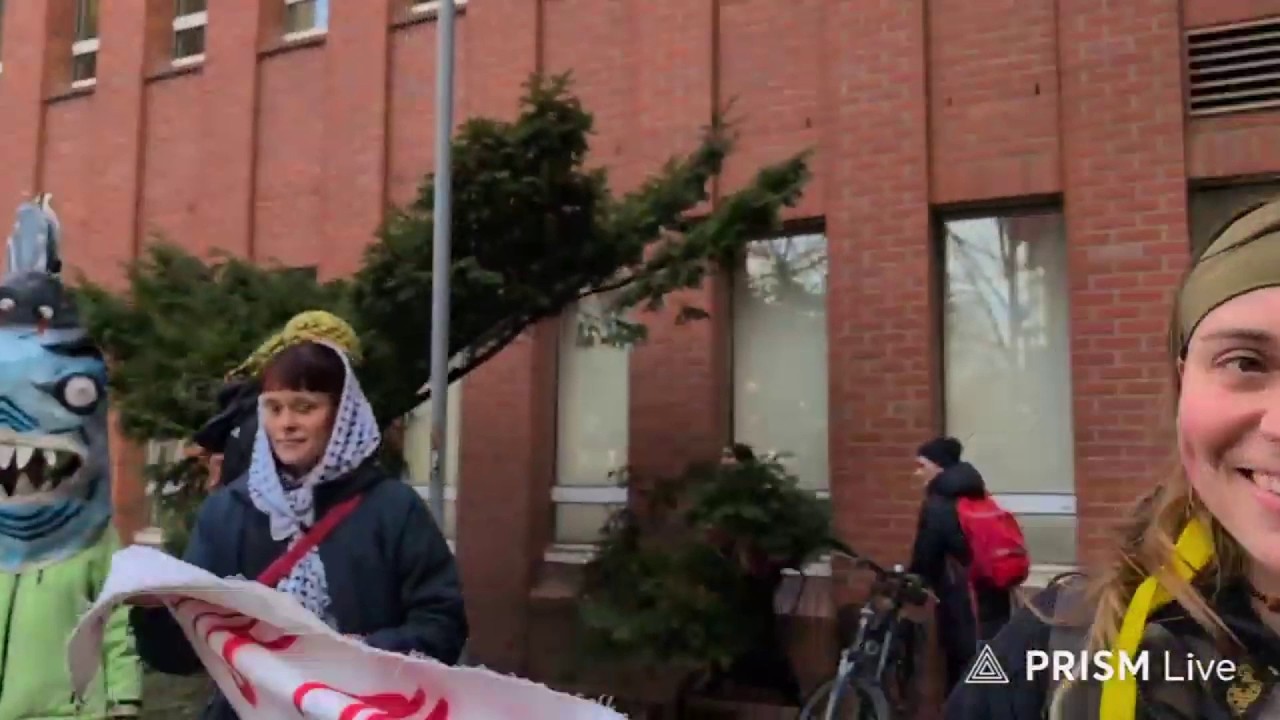 Demo für einen mutmaßlichen Hausbesetzer VOR MEINEM BÜRO?!
