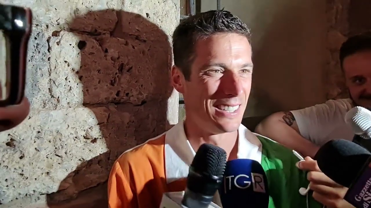 Tittia dopo la vittoria del Palio del 2 luglio nella Selva