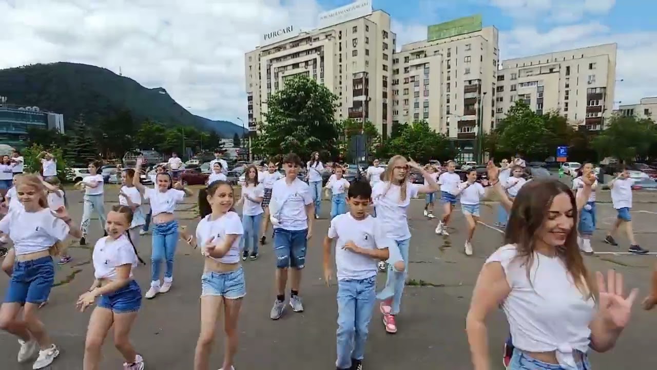 ❗️Flashmob by FRDS, 📍Brașov, Romania🇷🇴, 💃🕺Fabrica de Dans Brasov, 🎵 Happy 🎤Williams Pharell #dance