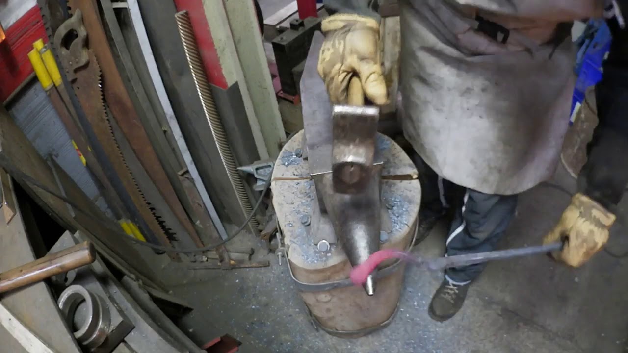 Forge une paire de pince spéciale - Forge a special tongs