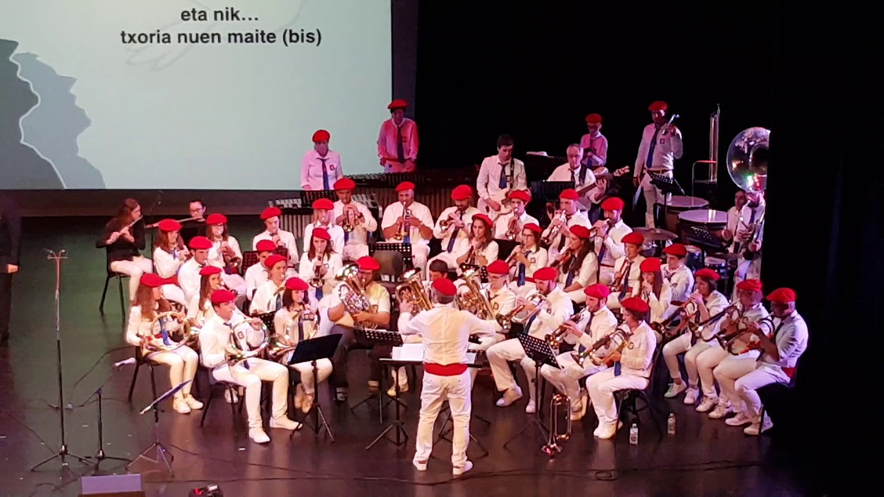 Hegoak avec le choeur Adixkideak et le Réveil Urtois