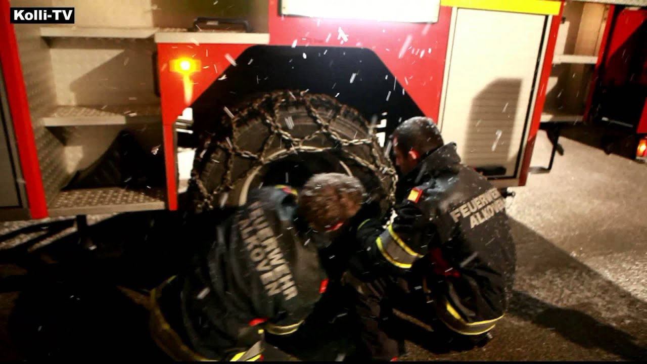FF Alkoven: Vorbeugender Winterdienst - Schneeketten anlegen