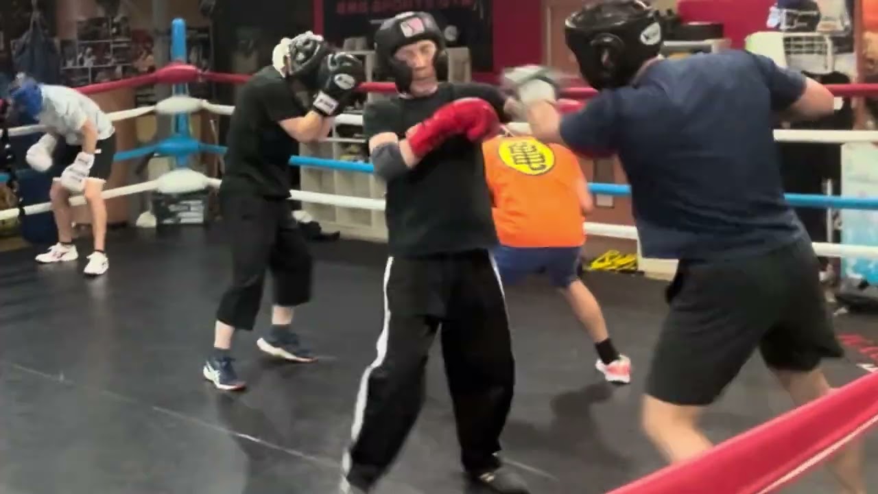 カウンターアッパーボディーガンガン当たります。激しいスパーリング￼BMB RING！