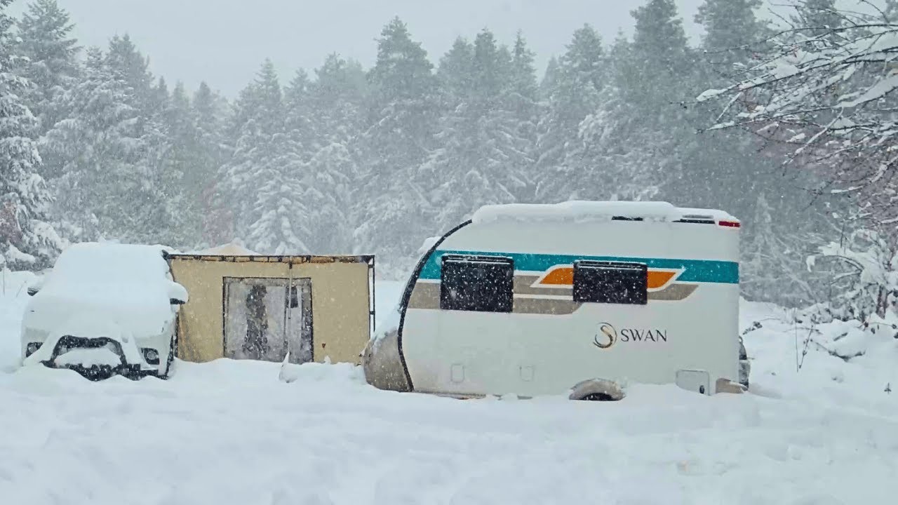 YOĞUN KAR YAĞIŞINDA KARAVAN KAMPI | KAR VE TİPİDE KARAVANIMIZ KARA GÖMÜLDÜ