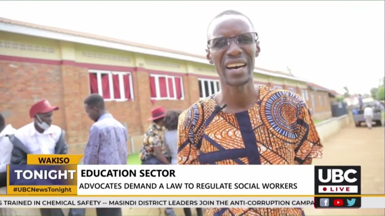 Advocates demand a law to regulate social workers.