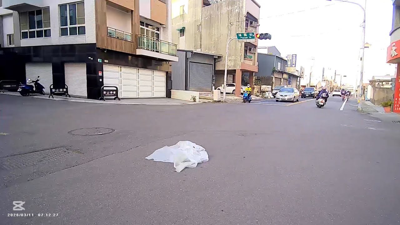 1150311幫忙排除路面異物Help remove foreign objects from the road