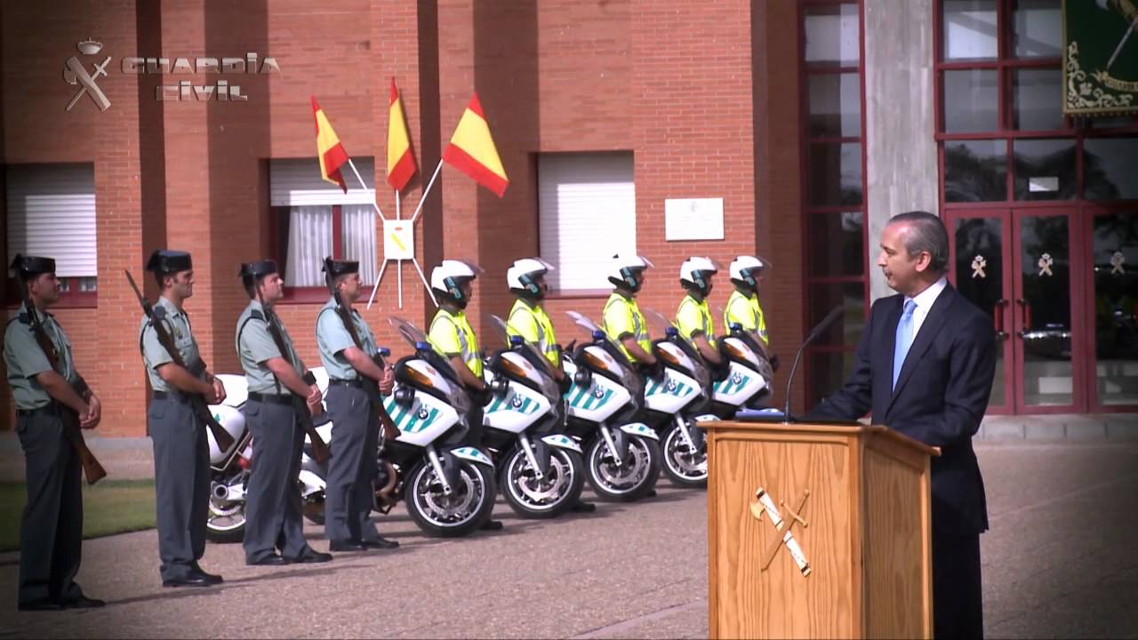 El Director General de la Guardia Civil clausura los cursos de la Escuela de Tr&aacute;fico en M&eacute;rida