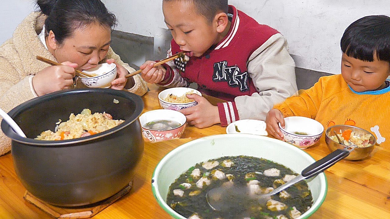 媳婦做的電鍋燜鹹飯，配上臘腸，每人2碗不够吃 | Rice cooker braised salty rice, delicious