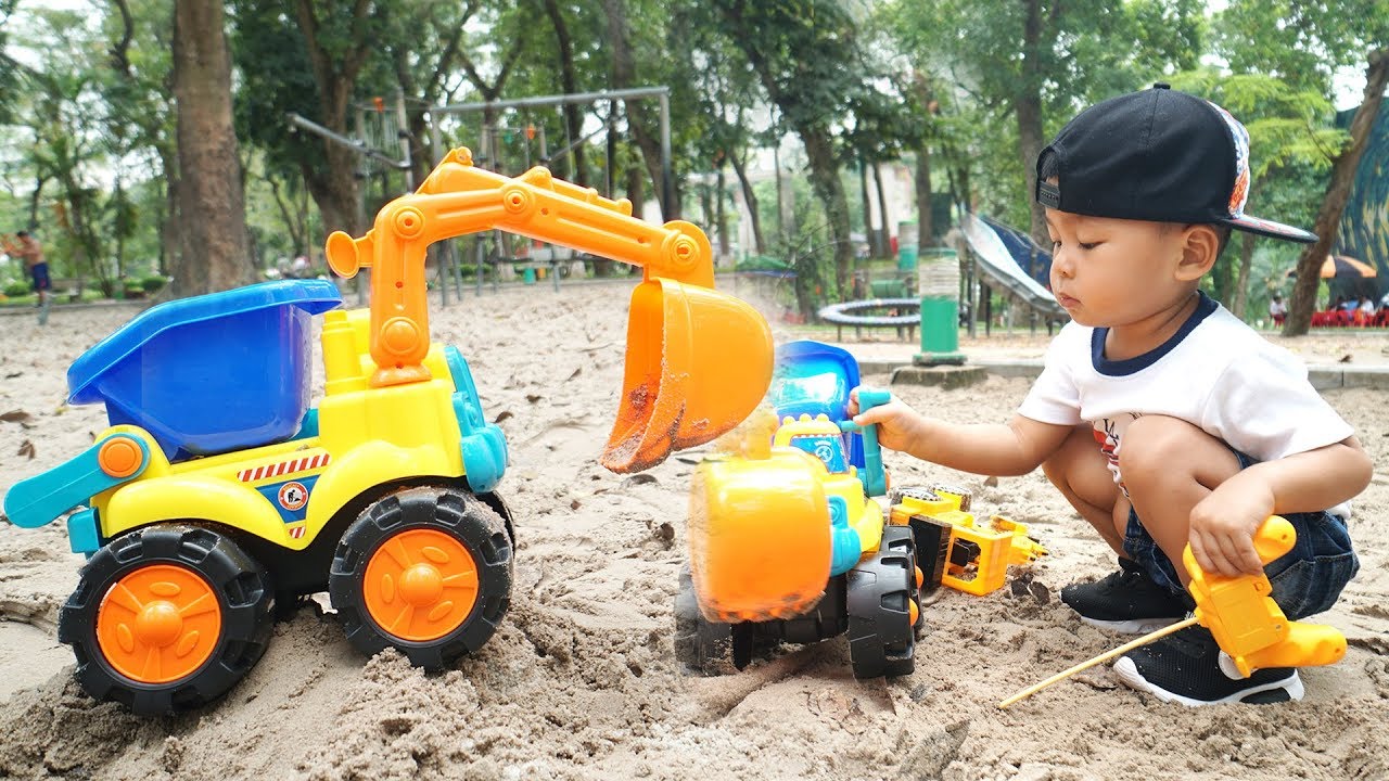 Tr&ograve; Chơi Xe Tải Cần Cẩu X&uacute;c C&aacute;t &ndash; B&eacute; Bắp Đi C&ocirc;ng Vi&ecirc;n Chơi C&aacute;t Đồ Chơi Trẻ Em &hearts; CreativeKids &hearts;