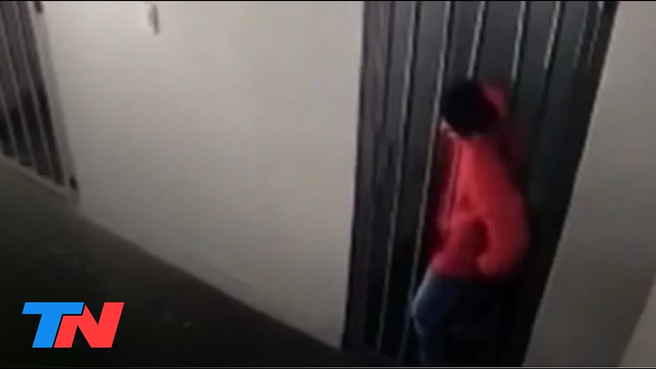 Un preso que iba a ser juzgado por homicidio atravesó los barrotes de la celda y se fugó