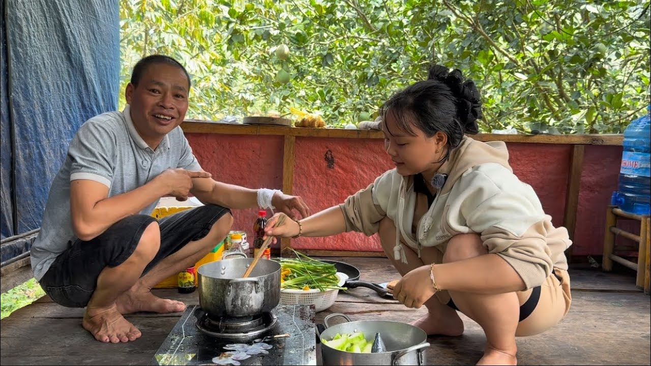 BẠN GÁI LÊN RẪY NẤU ĂN CHO MẾN BỞI GÌ CÁI TAY BỊ BONG GÂN