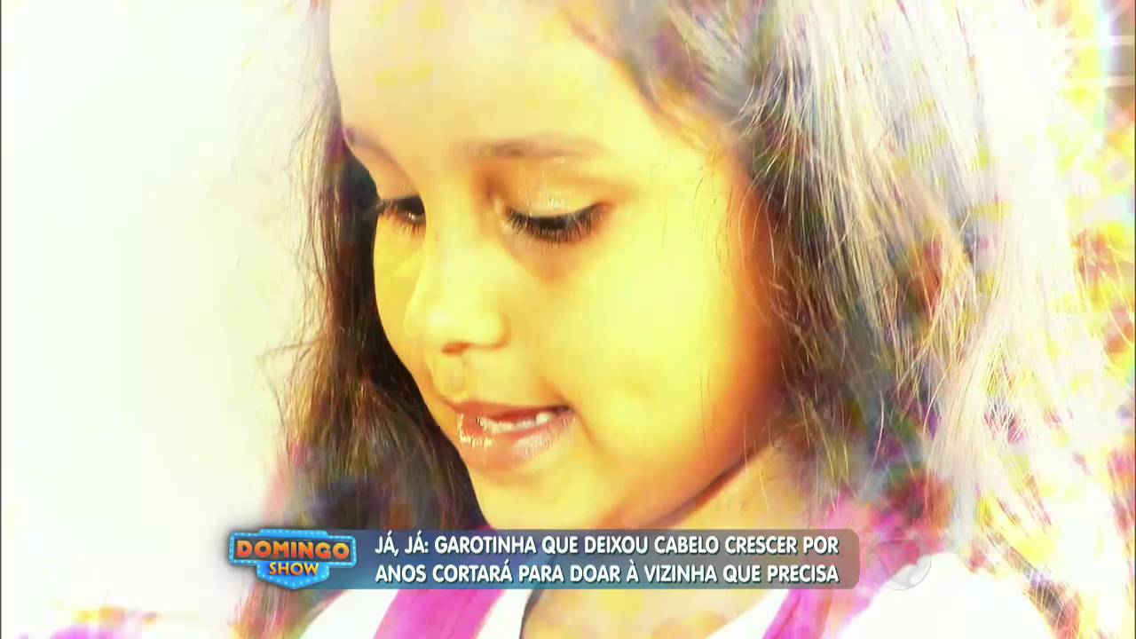 Garotinha doa cabelo para a vizinha