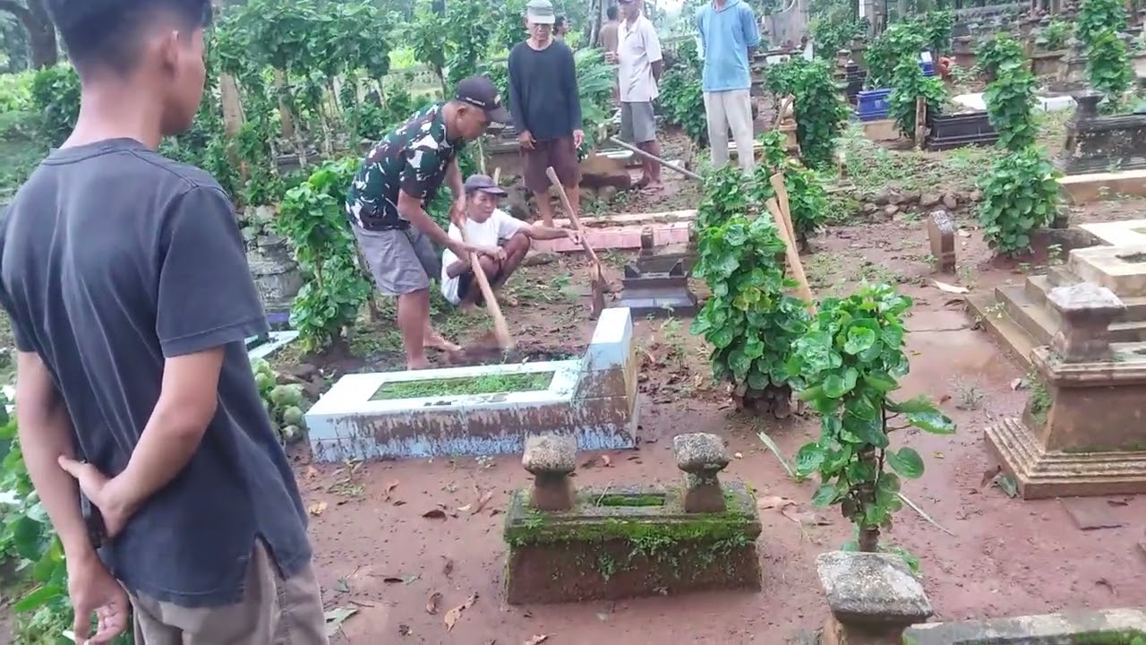 Inilah moment diam dan berdo'a dalam prosesi bedah bumi awal penggalian makam...!!
