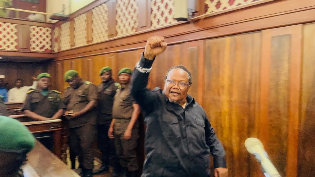 VIDEO: LISSU AKIPANDISHWA KIZIMBANI MAHAKAMA KUU, WAFUASI WAMSHANGILIA