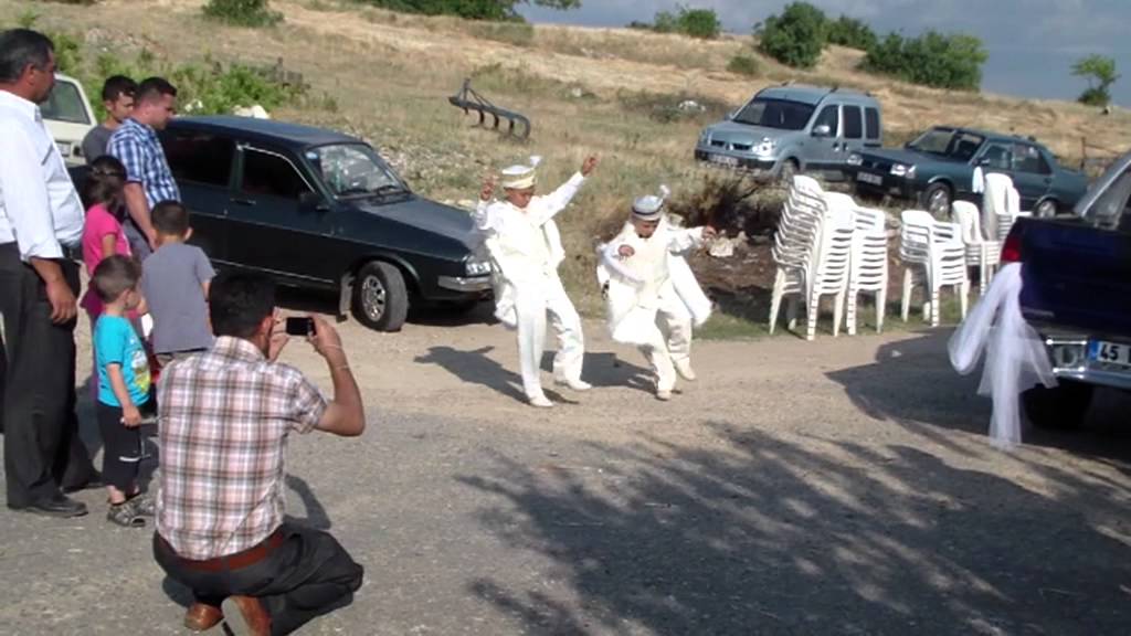 Demirci kör bayram zeybegi oynayan çocuklar