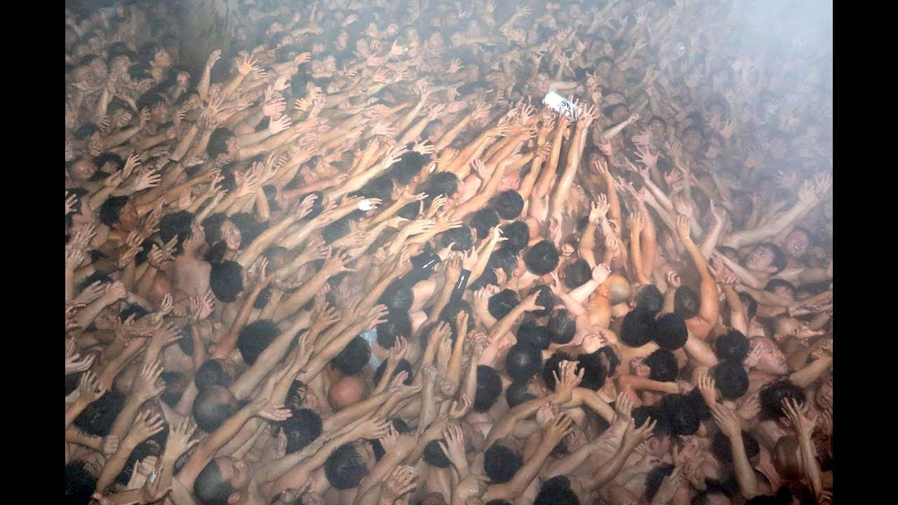 ふんどし姿で福男目指す　岡山・西大寺「はだか祭り」