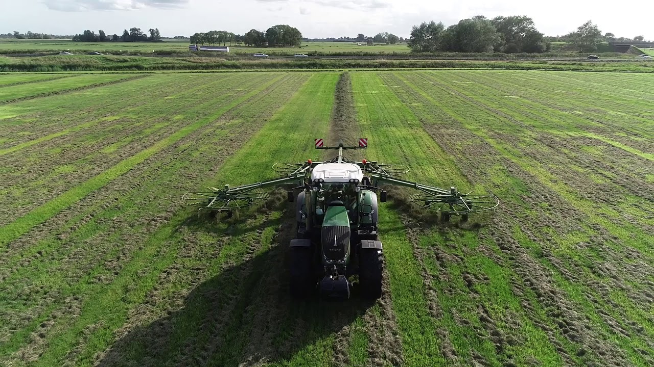 Folkertsma Bolsward aan het harken met de Krone Swadro 1400 plus