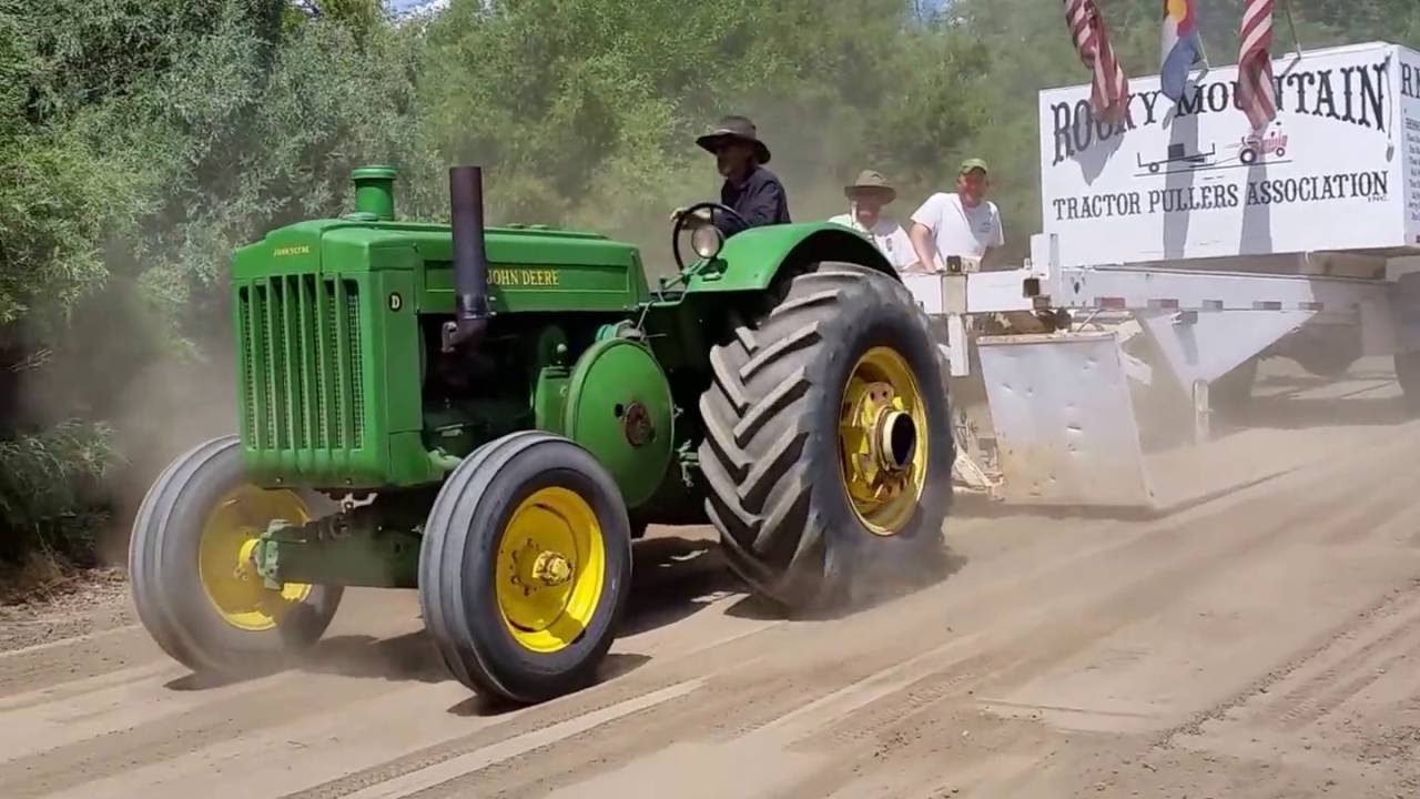 Antique John Deere Tractor Pulling. The last 20 or 30 feet.