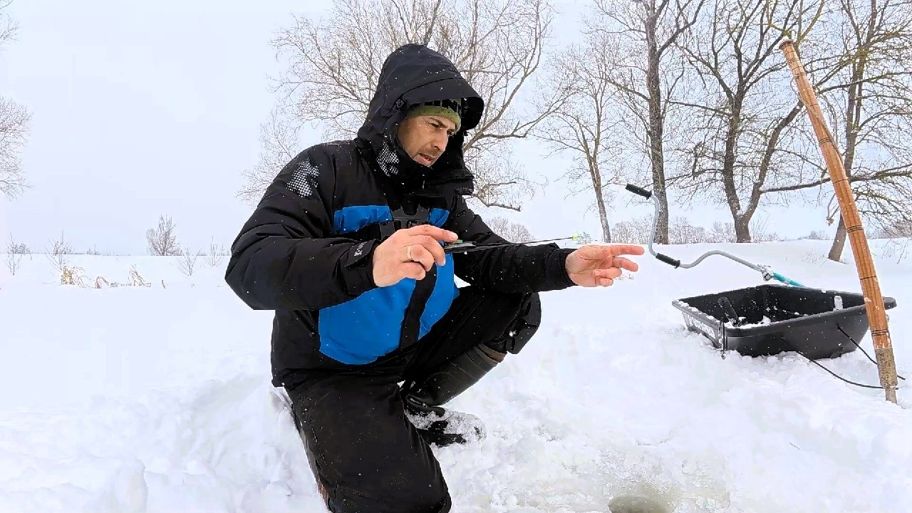Риболовля в Завірюху.  Снігу Багато. Дороги Замело