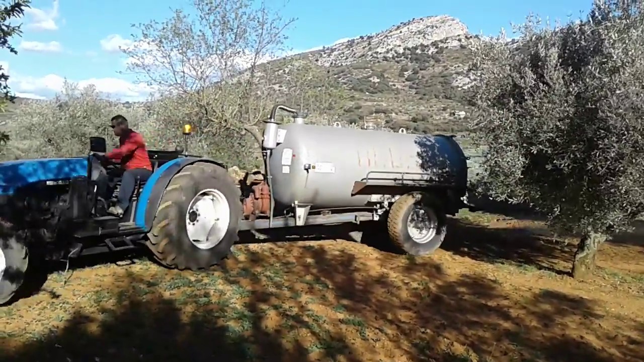 Echando purín a los olivos//NEW HOLLAND TN95F