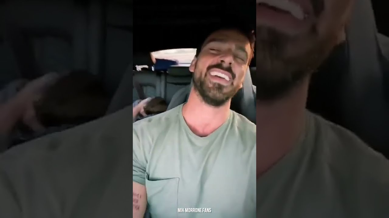 Michele Morrone and Simone Susinna singing 