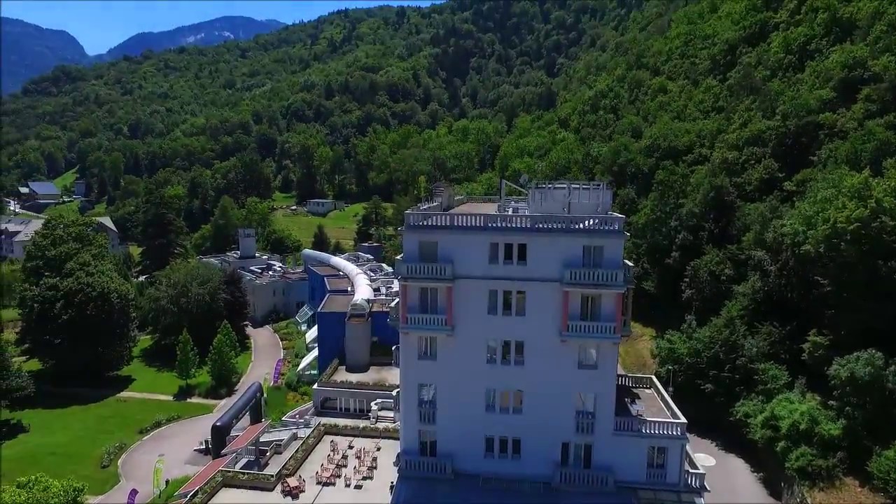 Le complexe thermal de la Léchère-les-Bains vu du ciel