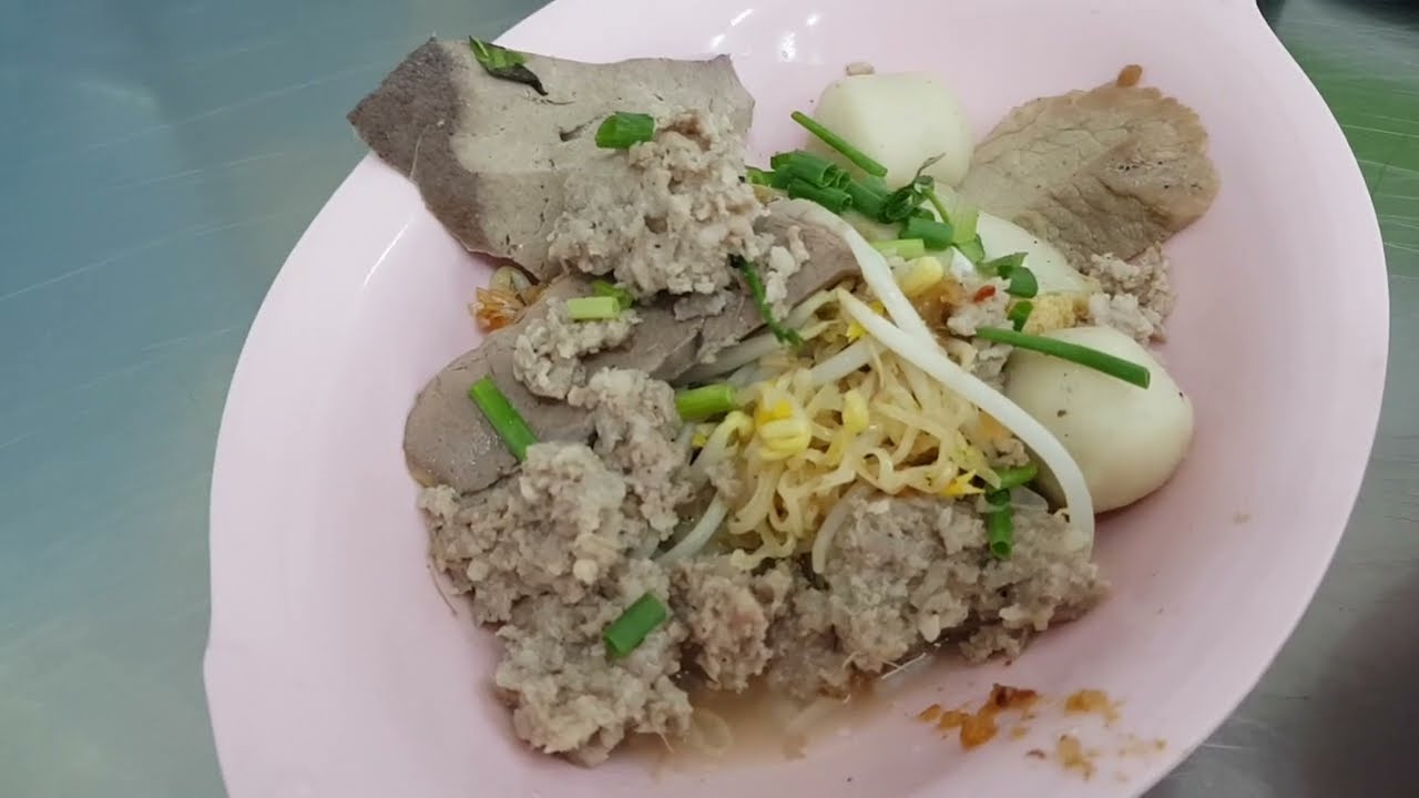 Rung Rueang 26 Pork Noodle (relative) รุ่งเรือง no Michelin Bib Gourmand but better Bangkok Thailand