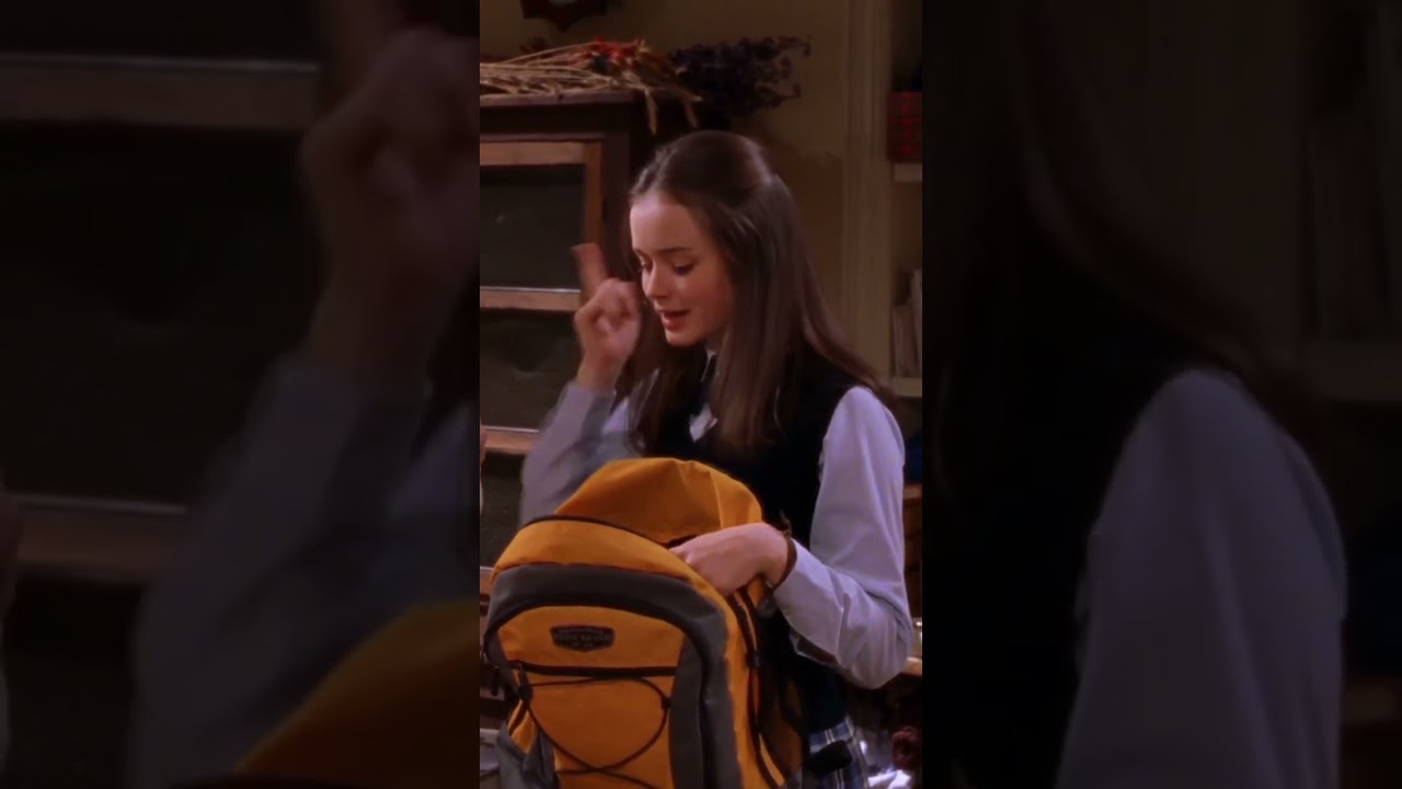 No one loves books like Rory Gilmore. 📚 #GilmoreGirls