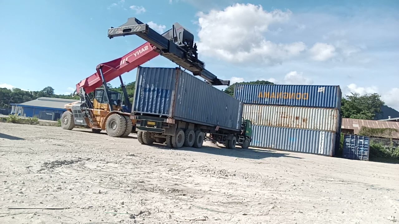 Saatnya kita muat kontainer emty 40ft 🥵#kontainer #cargo #ship #alatberat #reachstacker