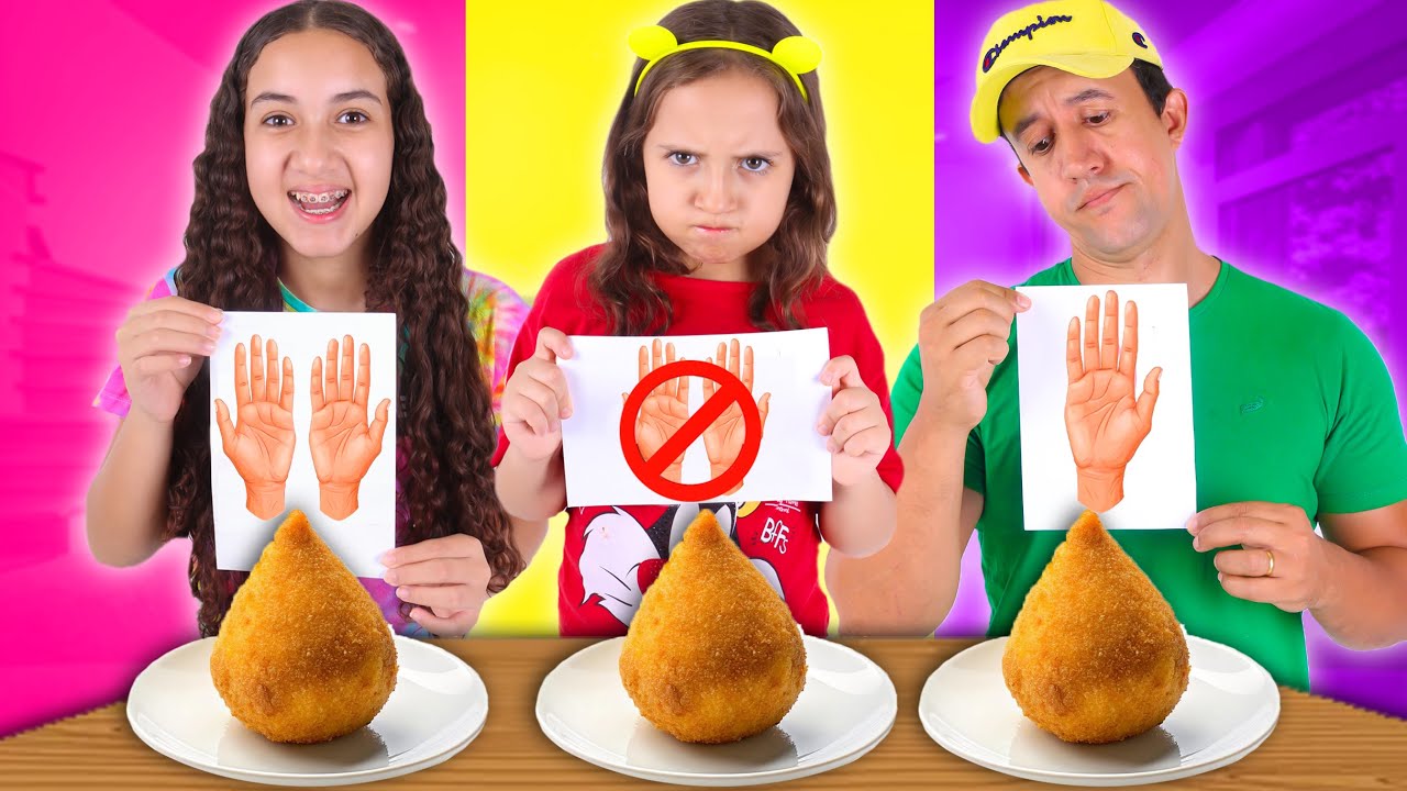 COMENDO COM 1 MÃO, 2 MÃOS OU SEM AS MÃOS 😱 Toia e Ana