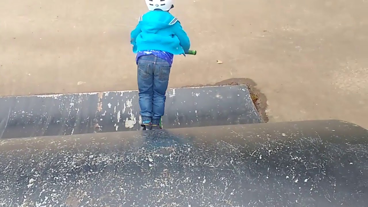4 Year Old First Scooter Roll In! Uttoxeter Skatepark