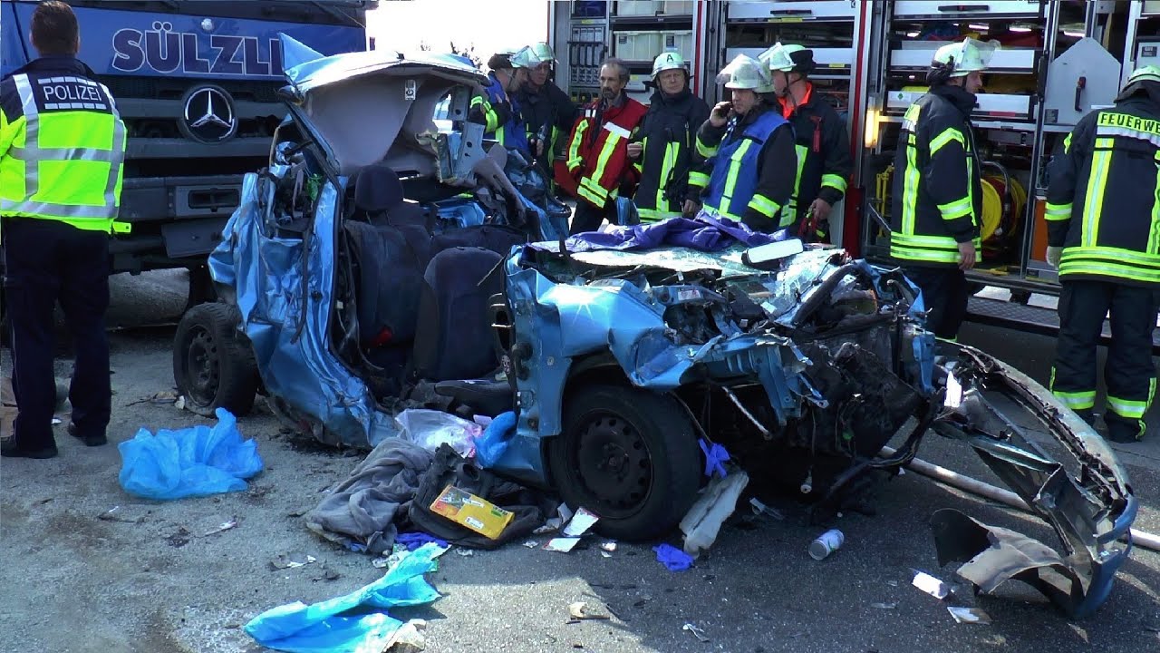 [A5: TÖDLICHER HORROR-UNFALL] LKW zerquetscht PKW – Peugeot völlig zerstört | 06.04.16