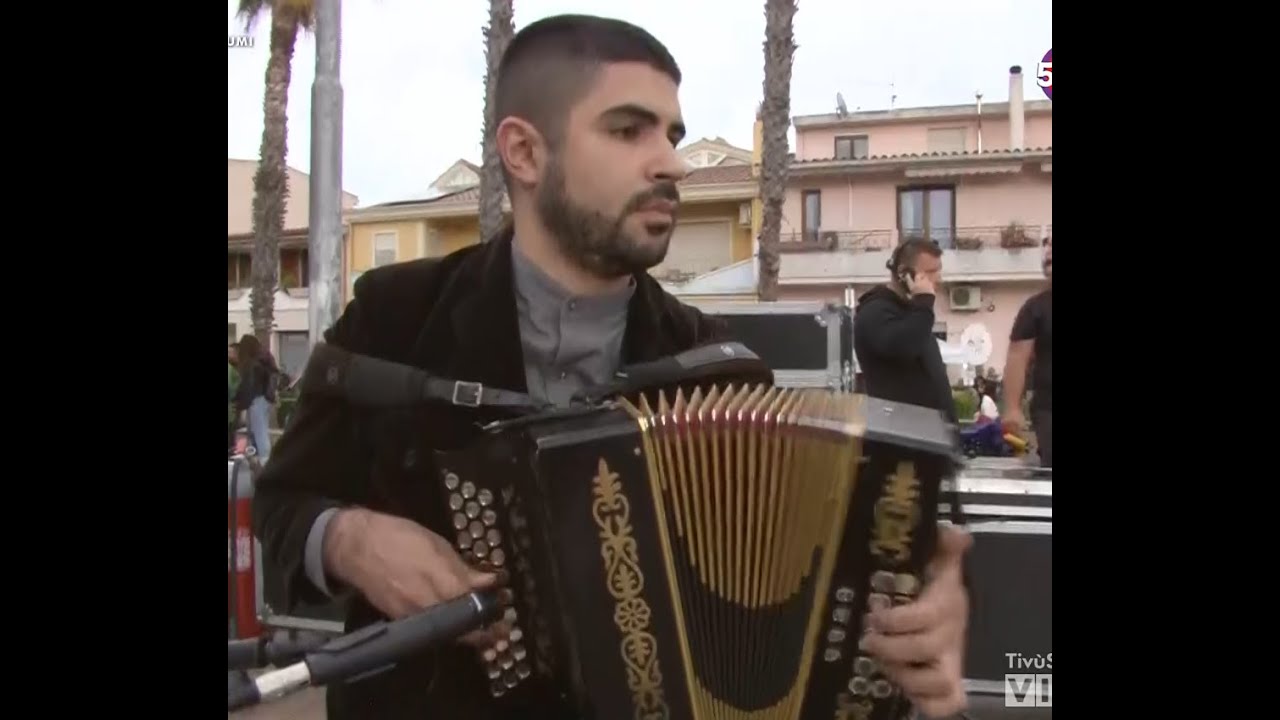 Luca Schirru bella suonata  e gruppo folk di  Burcei