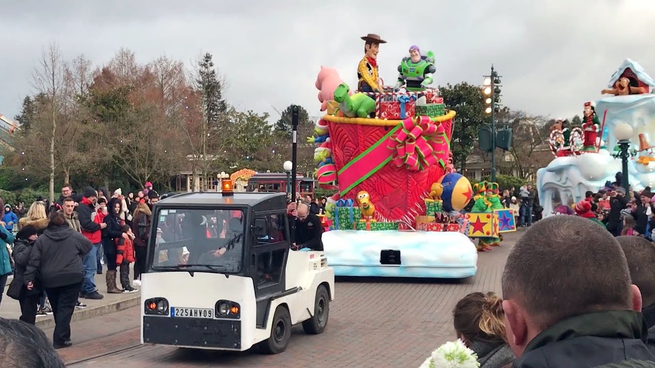 Disney's Christmas Parade in Disneyland Paris breaks down