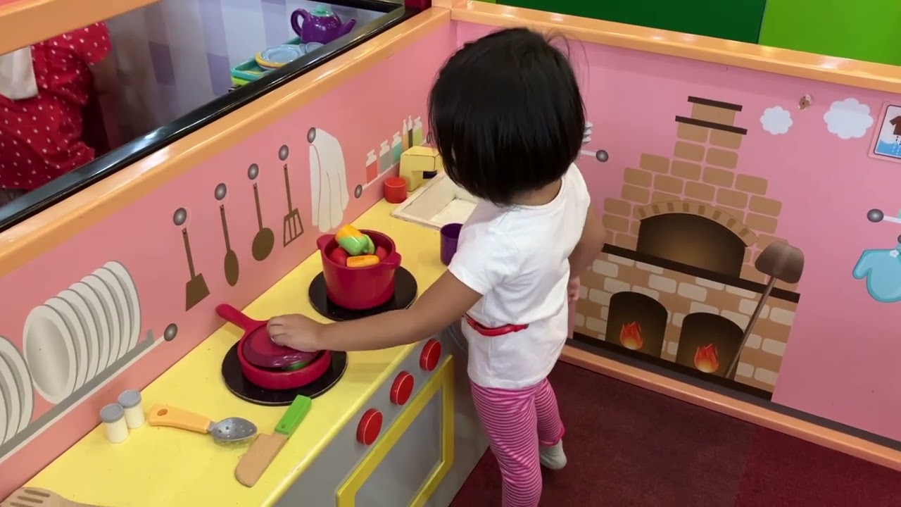Whoopie tries the Cooking Playset in Kidzoona UP Town Center in Quezon City + Indoor Playground