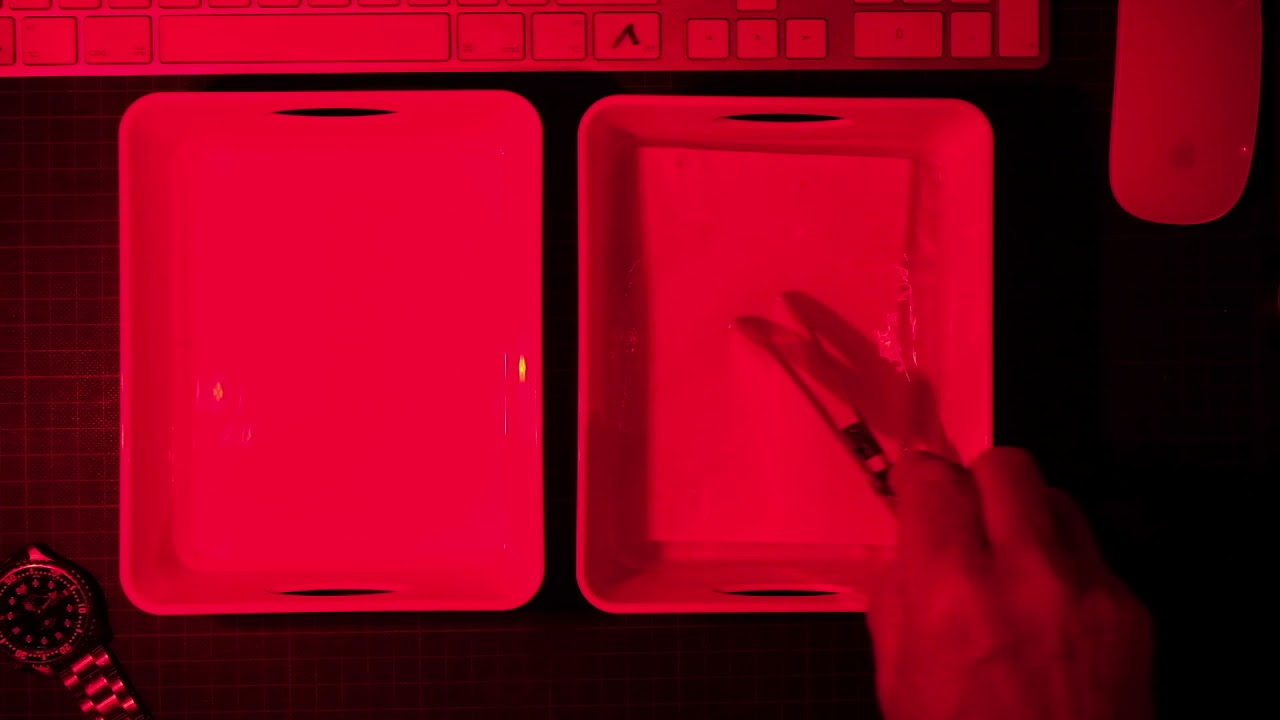 05 Sténopé : développement de l'image  en lumière rouge