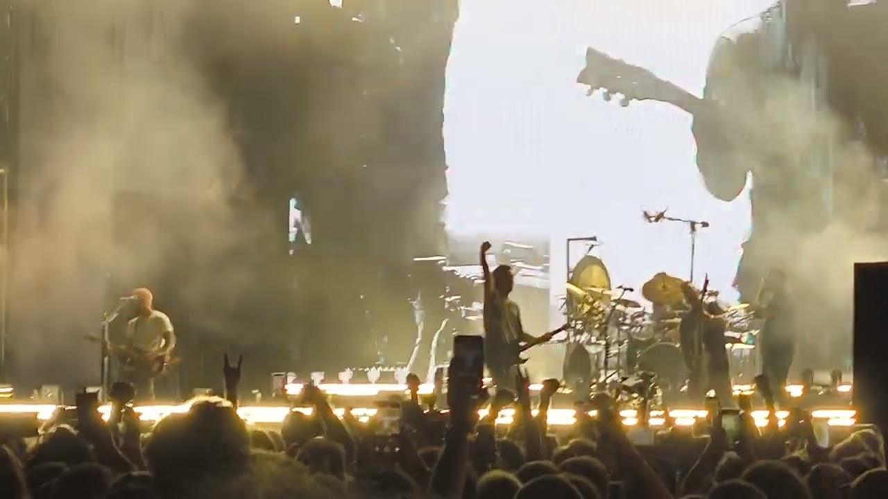 Avenged Sevenfold - Unholy Confessions ( with drum solo) - 2.06.25 - Lifepark Istanbul